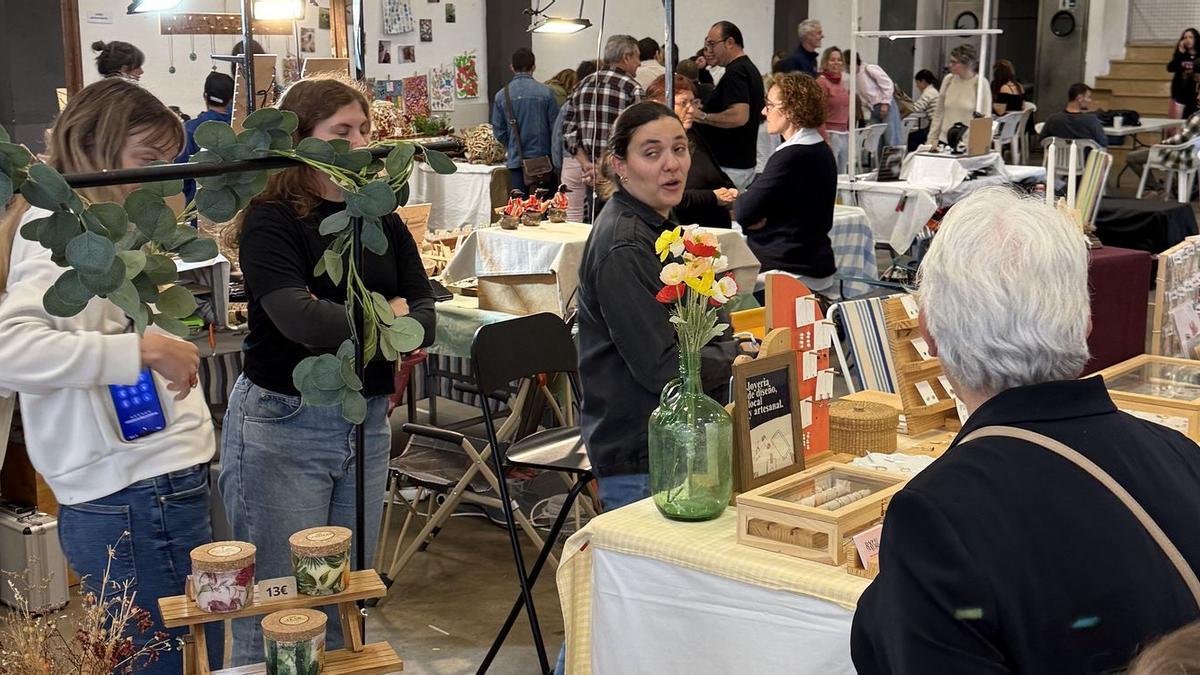 Vecinos y visitantes disfrutan de la variedad de productos artesanales de la feria y de las actividades lúdicas.