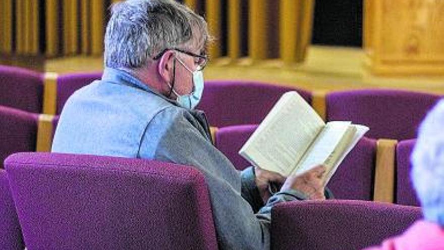 Uno de los miembros del club en plena faena frente a un libro. 