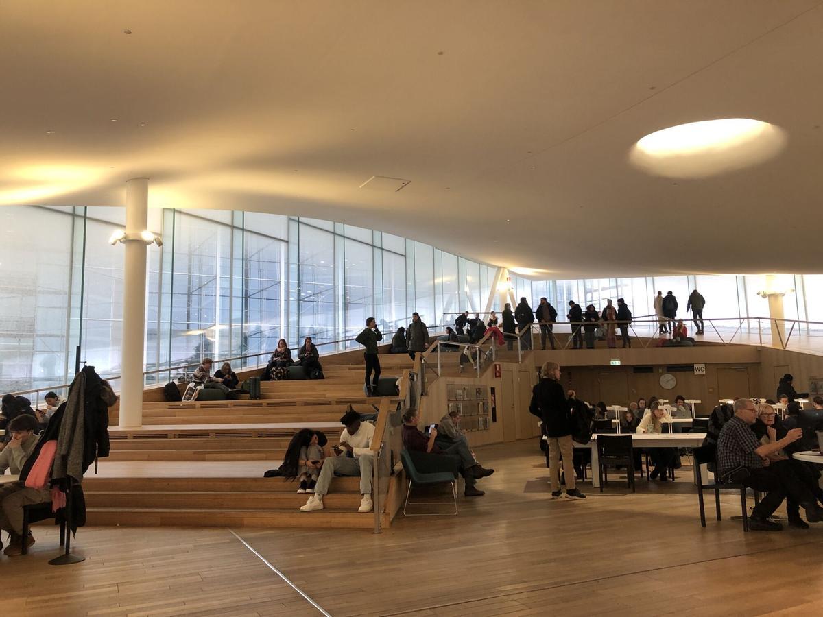 La biblioteca central de Helsinki, Oodi (Finlandia).