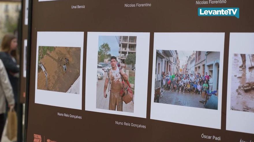El Retiro acoge una exposición fotográfica homenaje a la solidaridad de los voluntarios en la DANA