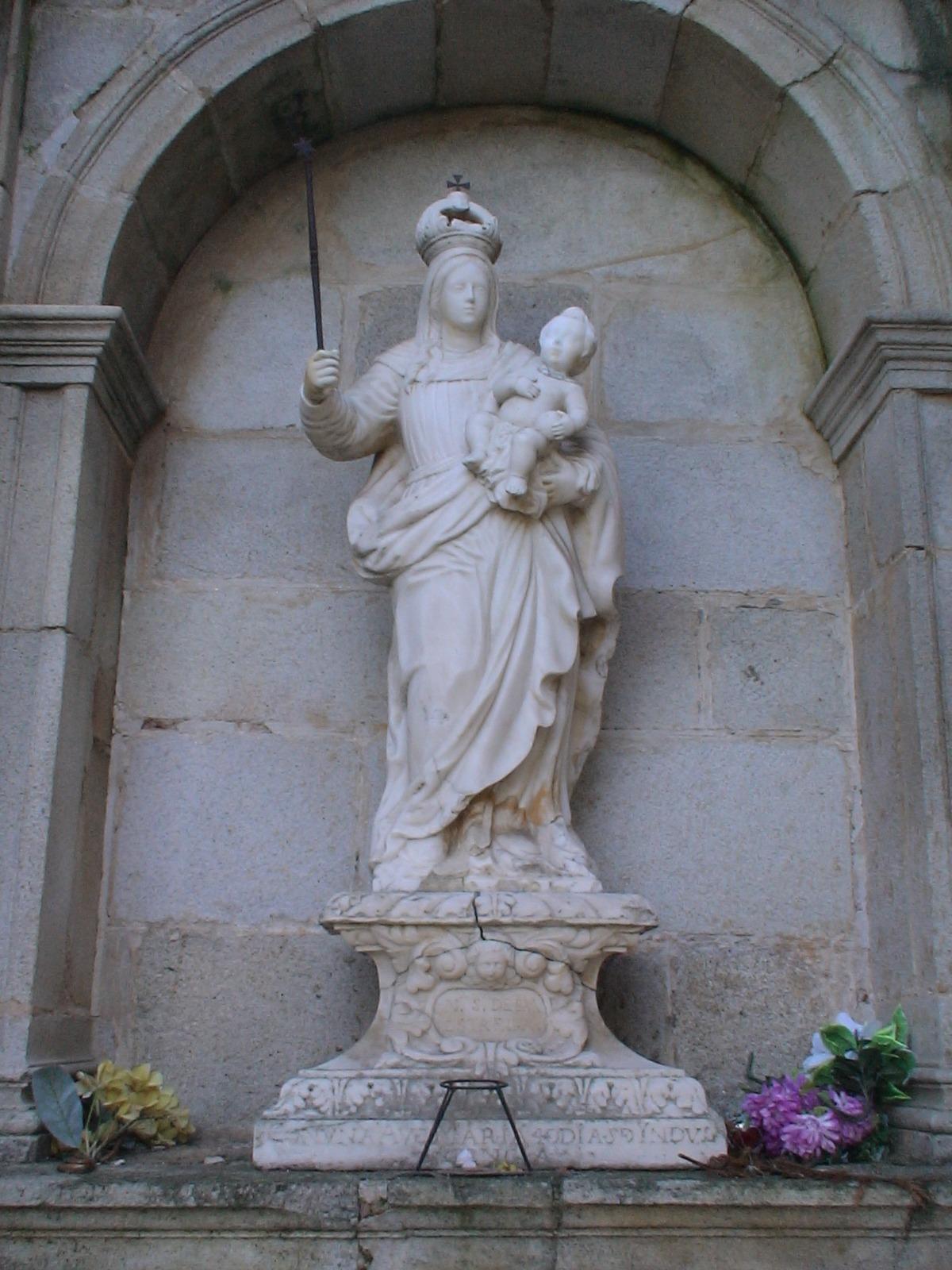 Presidiendo el acceso a Intramuros.