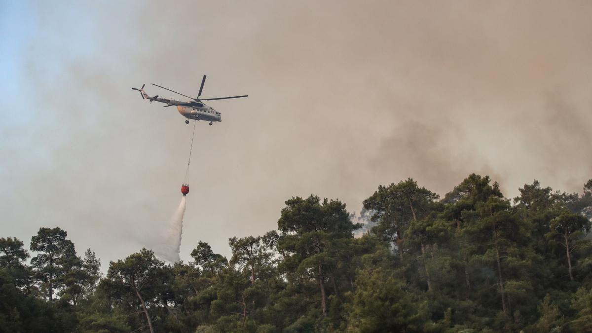 Suben a seis los muertos en incendios en Turquía, tras fallecer dos bomberos