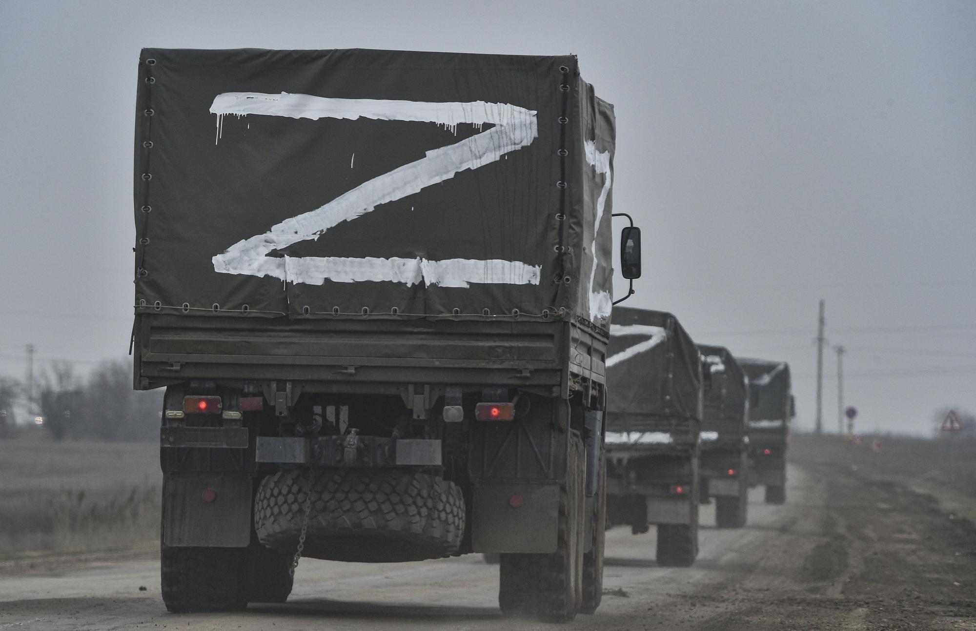 Camiones de las tropas rusas avanzan por Ucrania, en febrero de 2022.