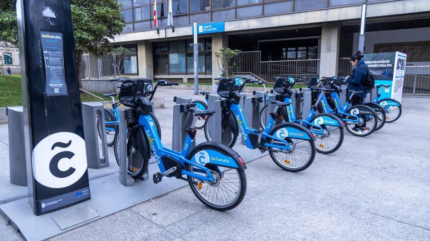 Una usuaria en la estación de Bicicoruña de la plaza de Pontevedra. | Germán Barreiros/Roller Agencia