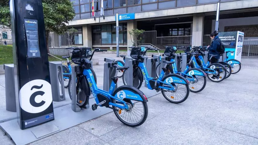 Nuevas reglas de Bicicoruña: prohibido utilizar auriculares o sentarse en bicis en las paradas