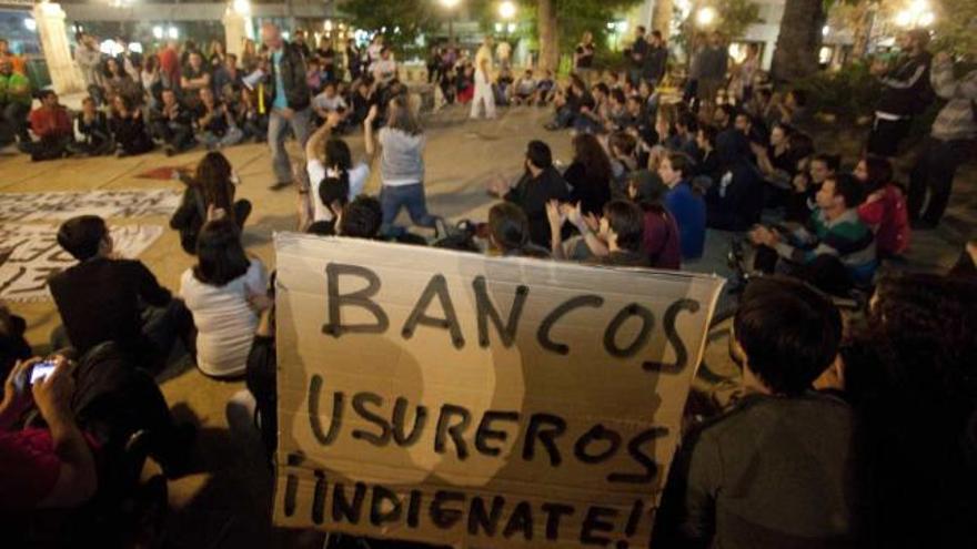 Los miembros de Toma La Calle Alicante, ayer en la plaza Calvo Sotelo.