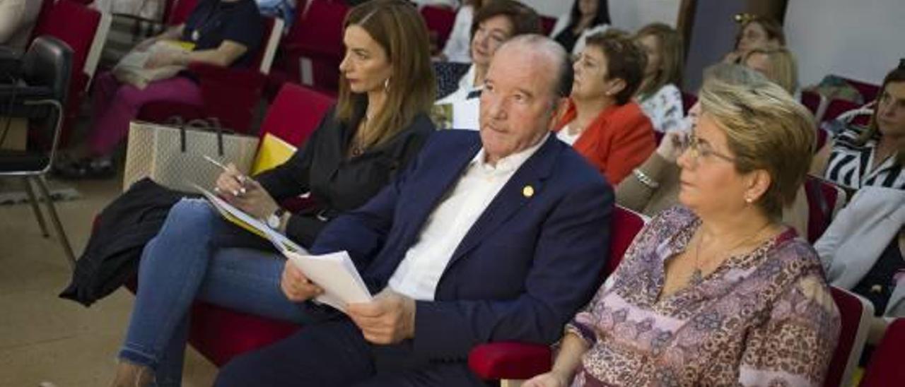 Pallás y Corbí junto a mujeres asistentes al acto de ayer.