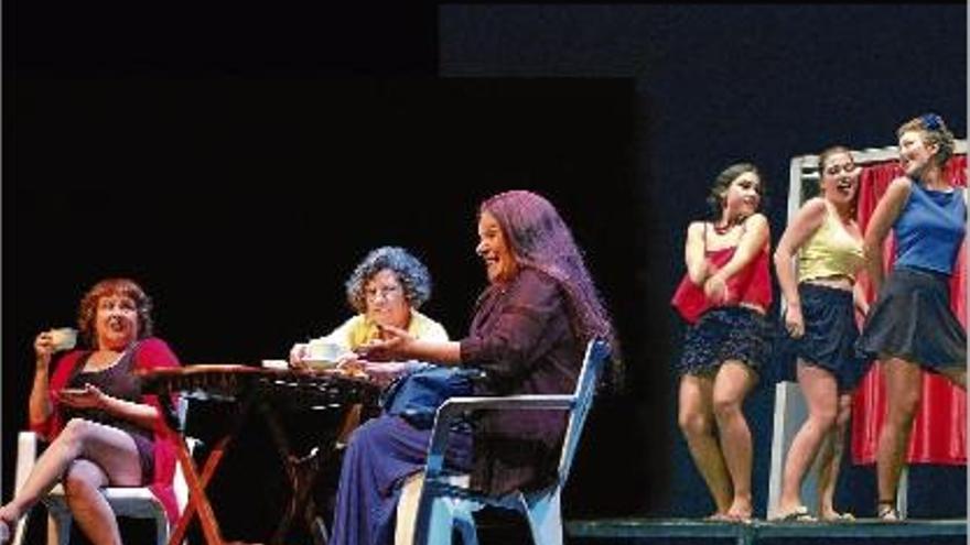 Una de les escenes de l&#039;obra nominada a millor espectacle internacional «Mis mejores amigas».