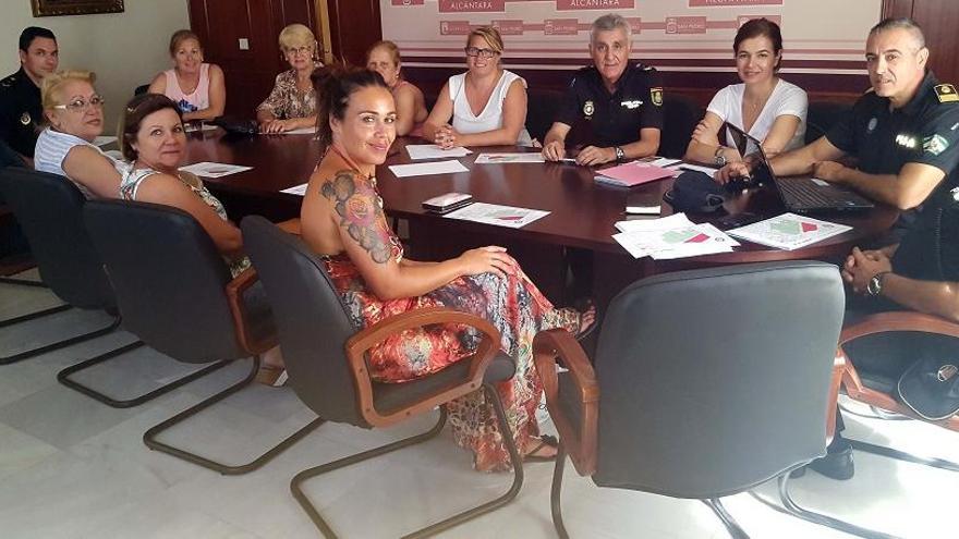 Reunión celebrado entre agentes policiales y vecinales.