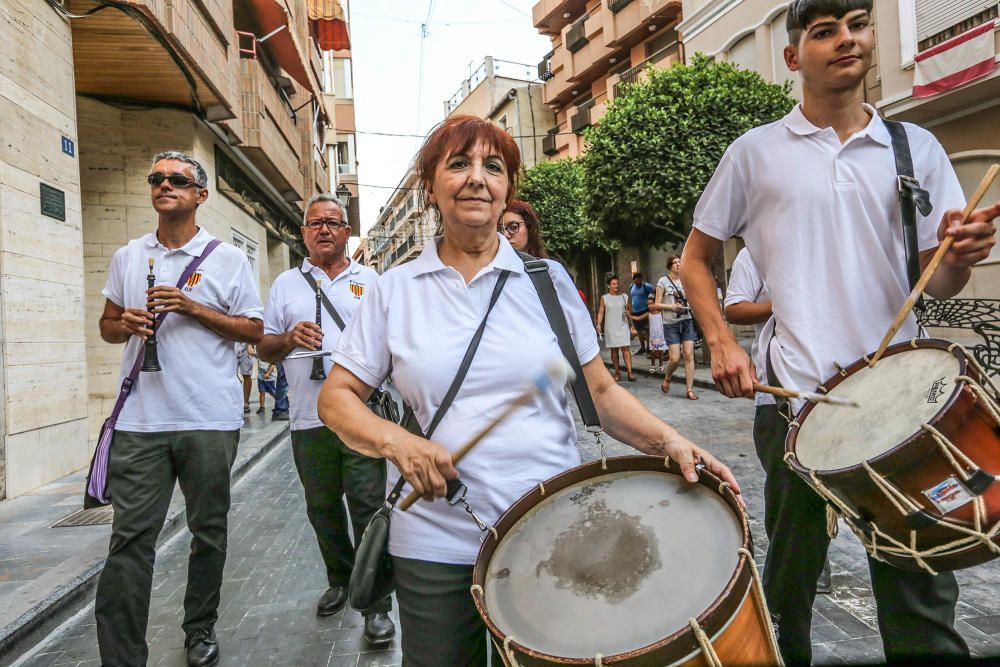 Centenares de callosinos participaron ayer en la tradicional comitiva por las principales calles del municipio vestidos con sus trajes huertanos.