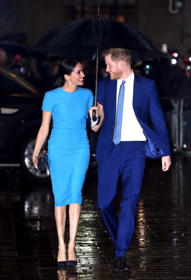 Meghan Markle, espectacular de azul, junto al Príncipe Harry
