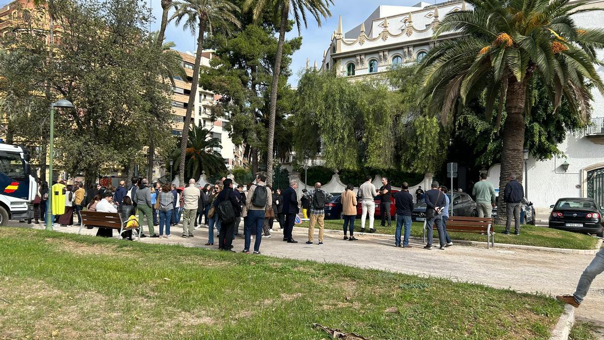 Los funcionarios desalojados esperan acontecimientos.