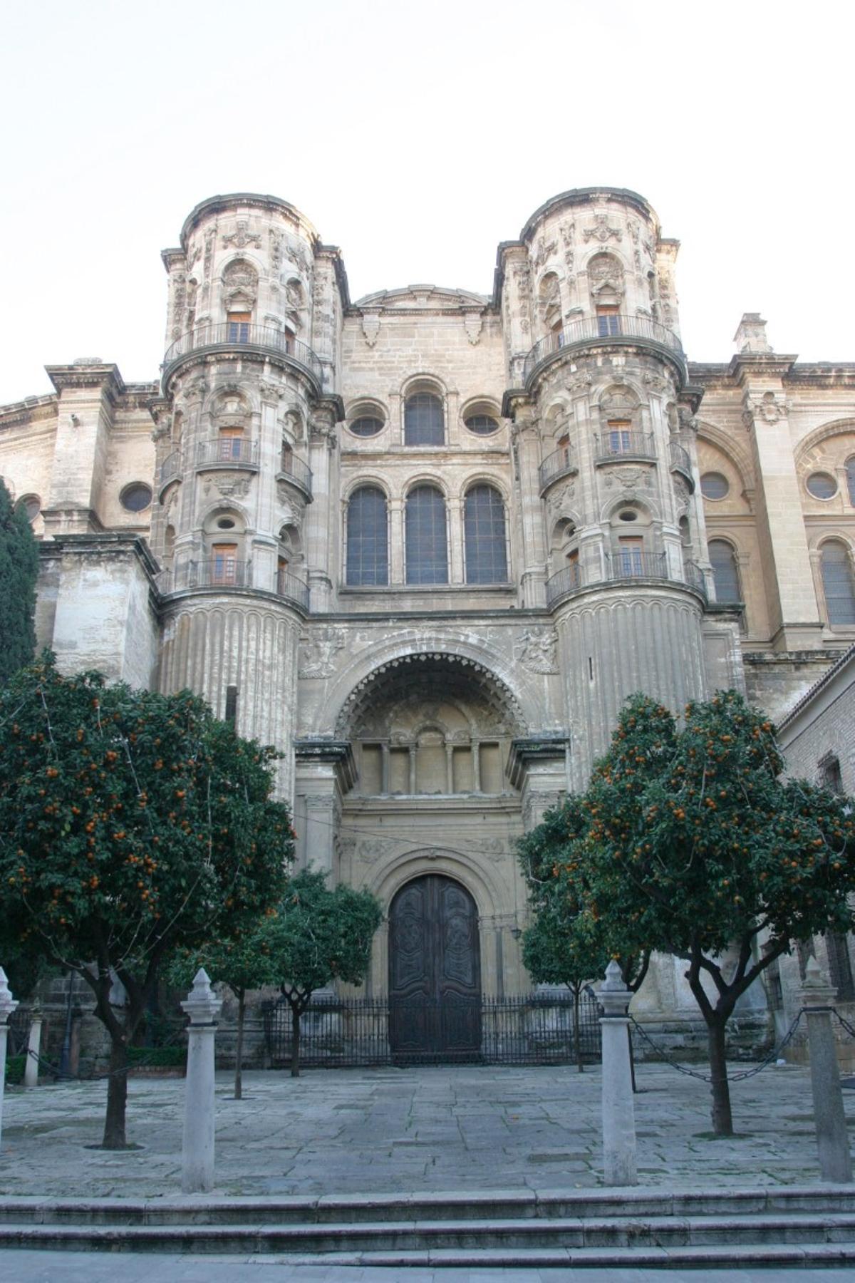 La entrada a la Catedral por la Puerta de las Cadenas ya evidencia el ascenso al promontorio donde se levantó la Malaka fenicia.