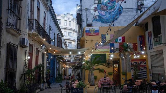 Taules buides en un restaurant de La Habana Vieja, dimarts. | PABLO PORCIUNCULA / AFP