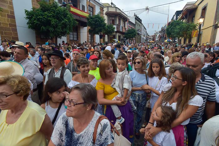 Carretas y grupos en la romería del Pino