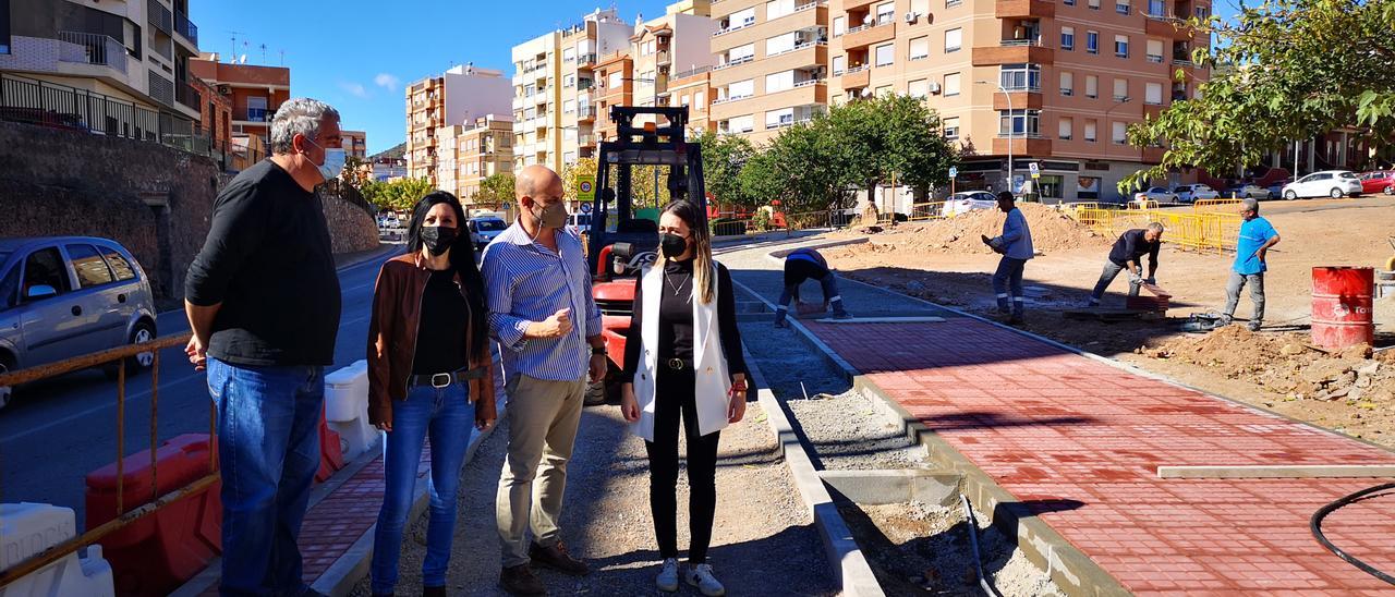 La alcaldesa y los ediles de Urbanismo y Dinamización de Barrios, durante la visita a la obra.