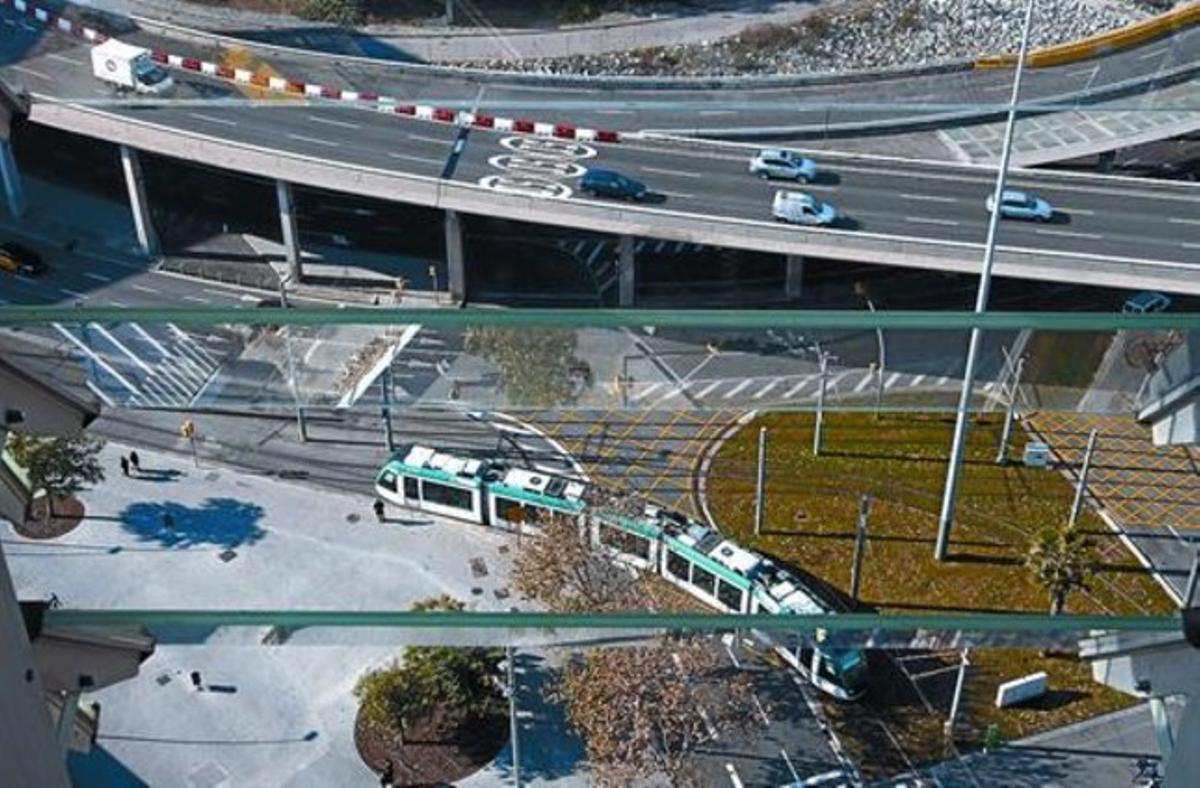 Un comboi de la xarxa del Trambesòs circula al costat de l’anell viari de la plaça de les Glòries entre la Meridiana i la Diagonal, el gener passat.