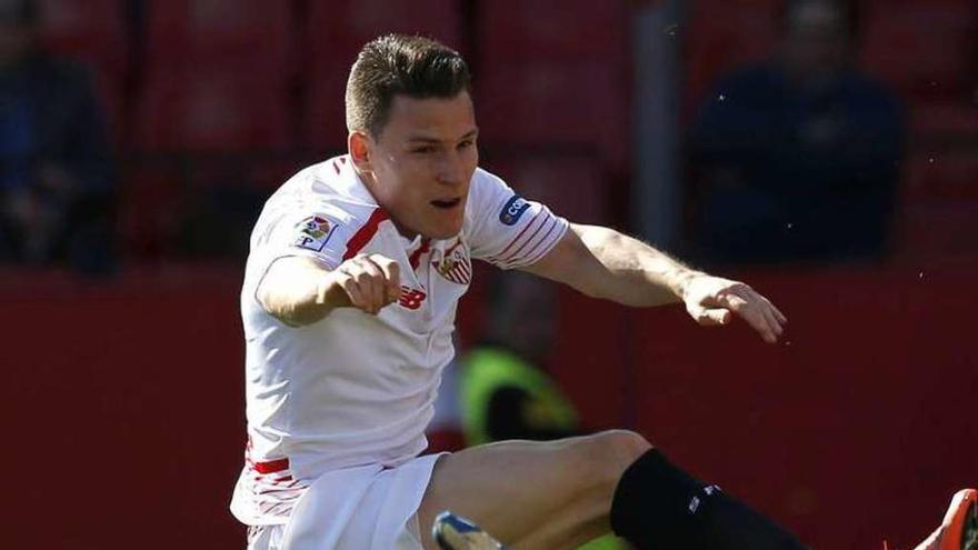 El sevillista Gameiro intenta batir al portero Areola.