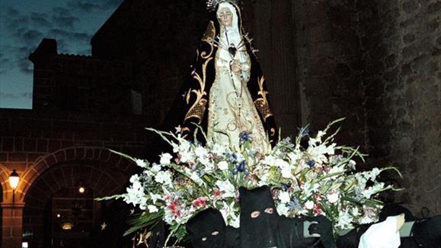 Recogimiento en la salida placentina del Sepulcro y la Soledad