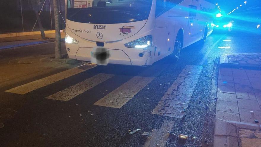 El autobús contra el que chocó el turismo. | POLICÍA LOCAL ALCÚDIA