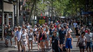 Turistas paseando por la Rambla de Barcelona, el pasado agosto.