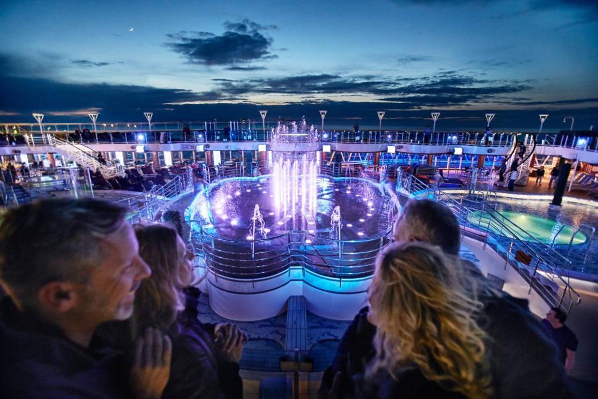 Uno de los espectáculos a la fresca de Sun Princess y Star Princess.