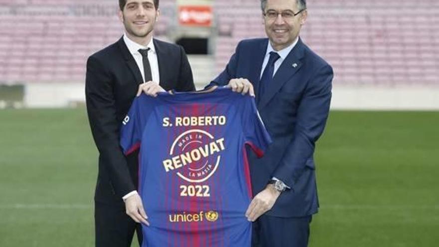 Sergi Roberto i Josep Maria Bartomeu, ahir al Camp Nou.