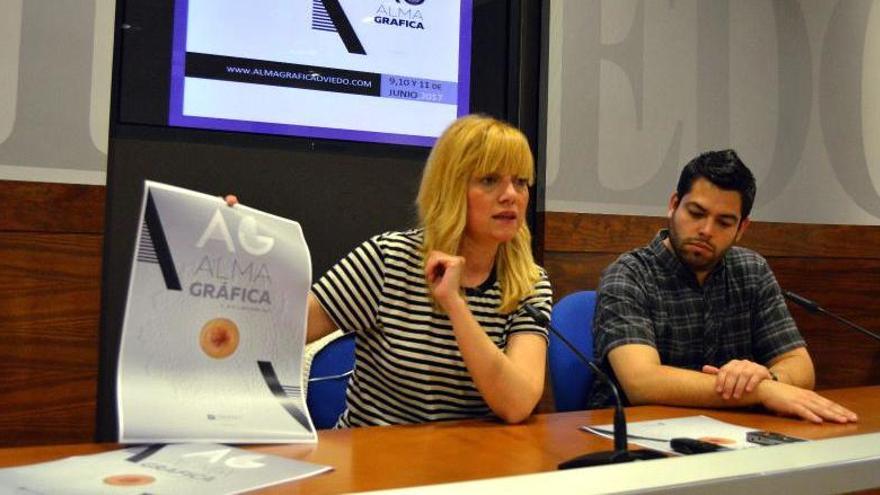 Marta Fermín, con el cartel de la feria, junto al concejal Rubén Rosón.