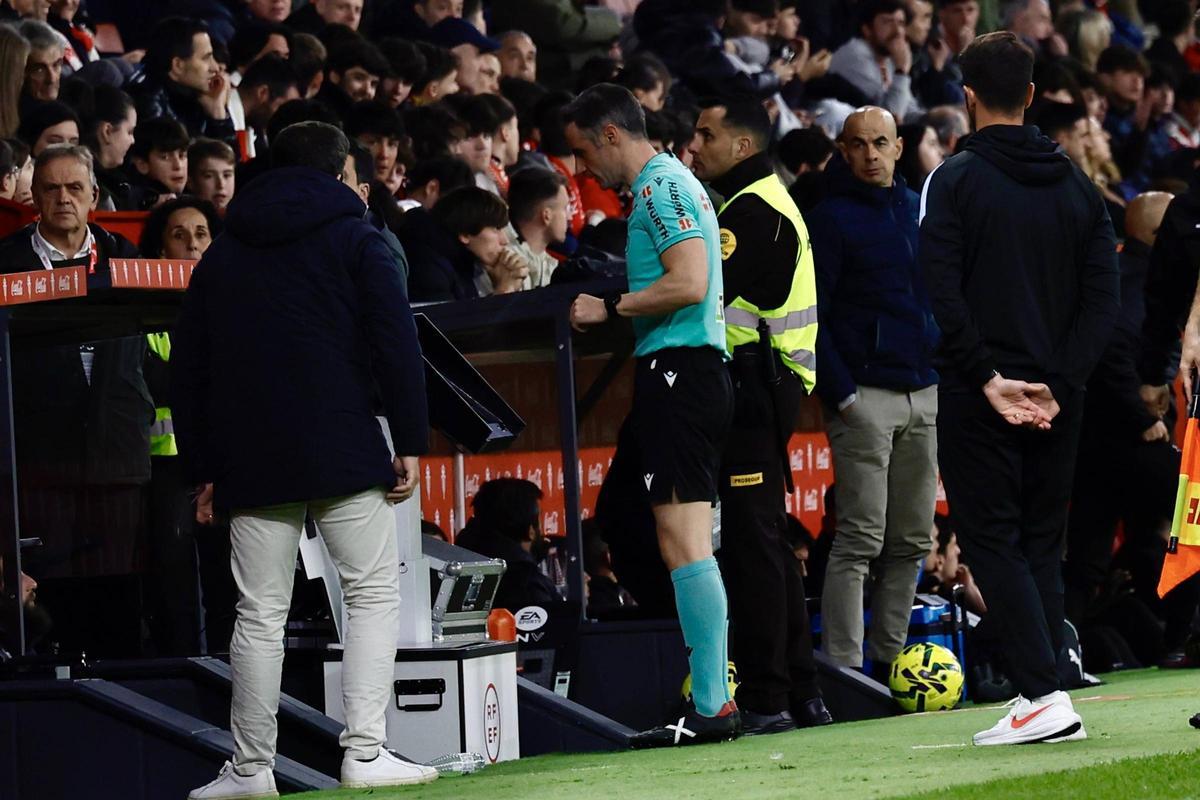 El árbitro Jon Ander González Esteban, en el monitor del Sporting-Castellón.