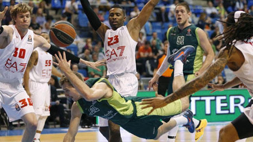 Zoran Dragic cae ante Wallace y Keith Langford