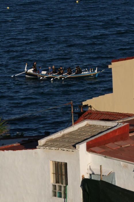 La Asociación de Amigos de la Barca de Jábega celebró el pasado lunes el solsticio de verano en la playa de La Araña con paseos en barca de jábega, sones de caracolas y lectura de poemas y relatos