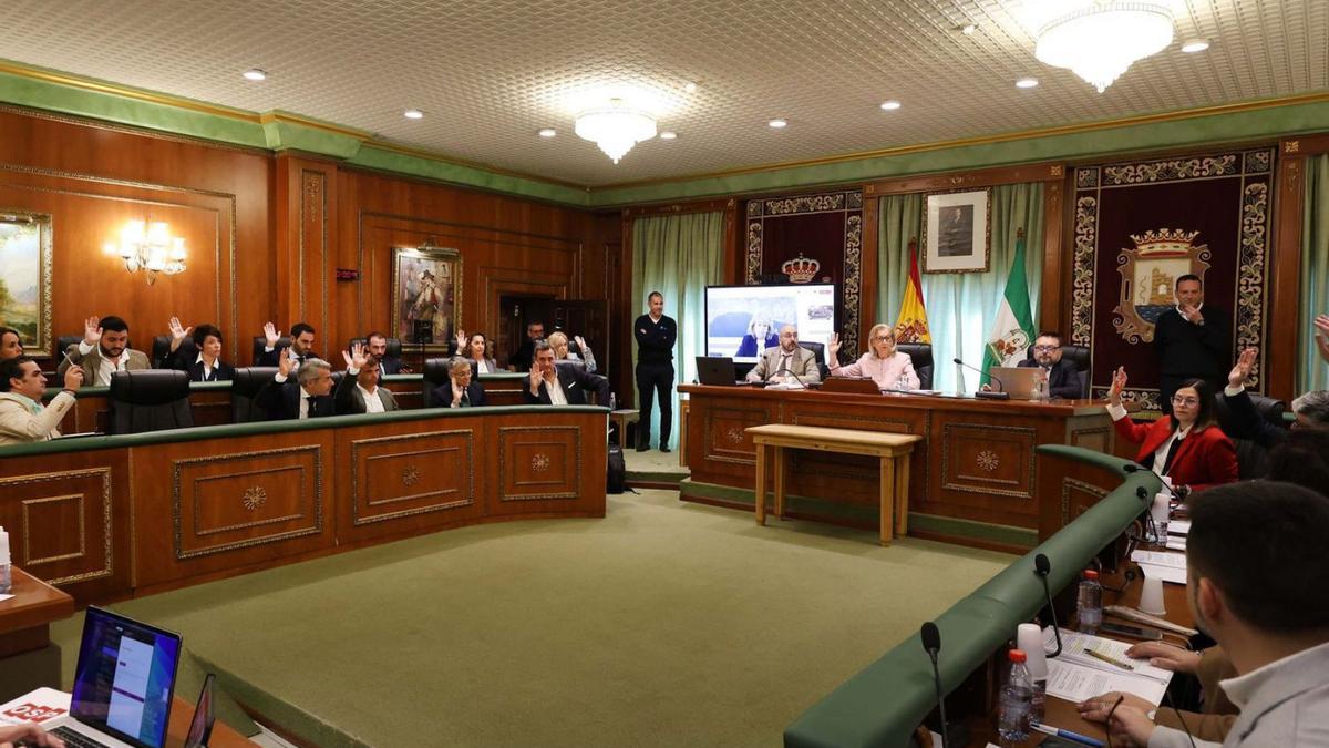 La Corporación municipal de Marbella, ayer, durante una de las votaciones de la sesión plenaria. | L.O.
