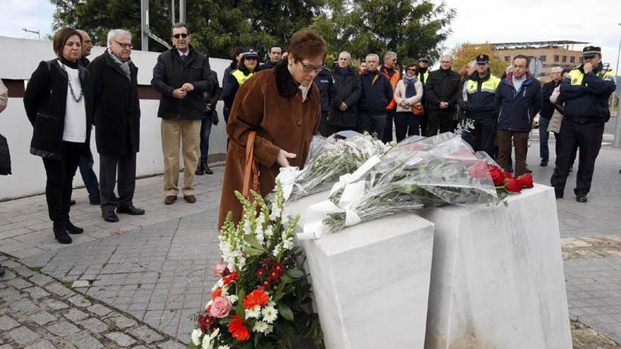 Ofrenda floral en homenaje a las policías cordobesas asesinadas hace 20 años