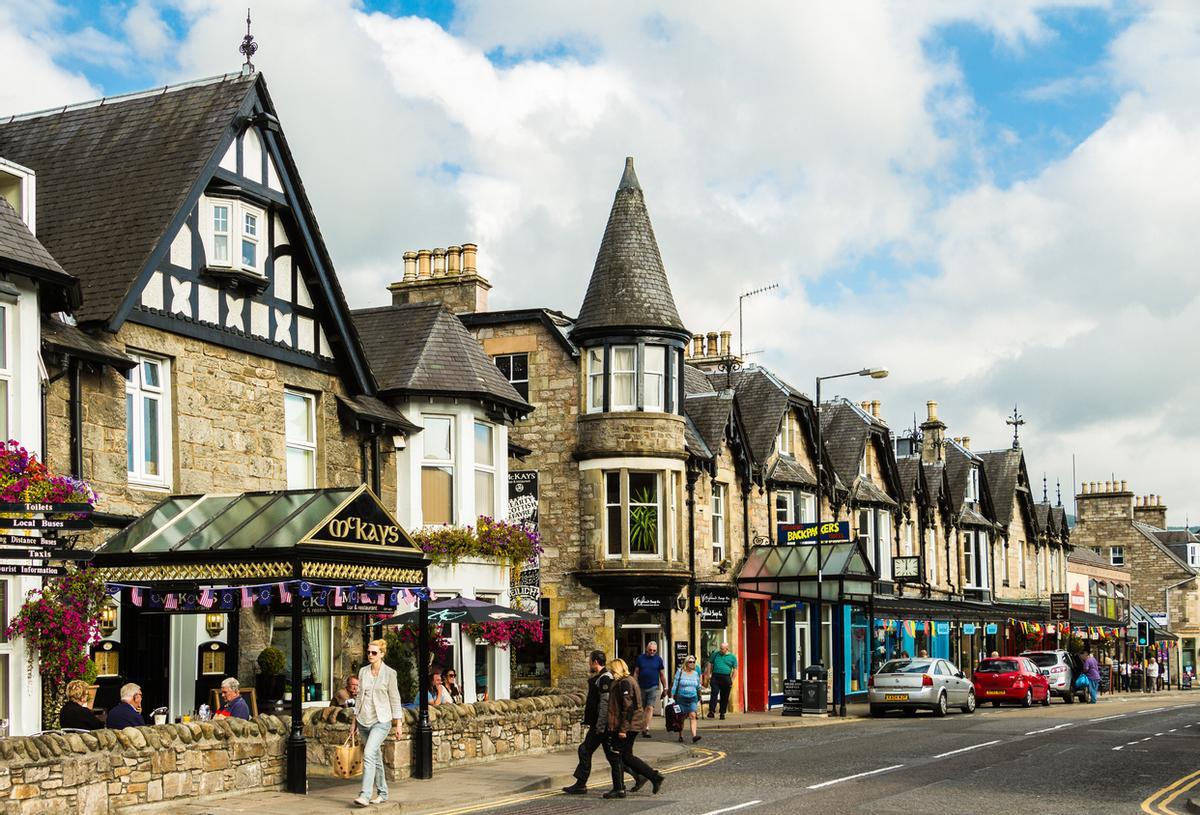 Pitlochry, ubicado en el corazón de Perthshire, es una joya victoriana a orillas del río Tummel famosa por sus paisajes y su cercanía a castillos y destilerías