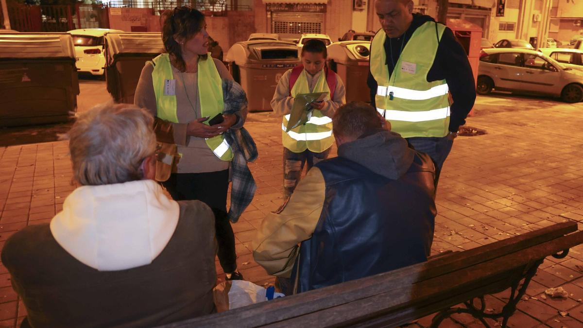 250 voluntarios elaboran el primer censo de personas sintecho en Alicante y Elche