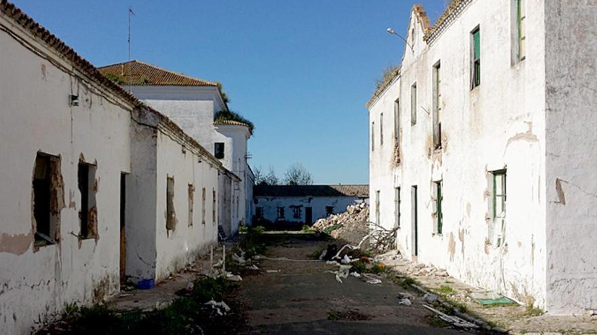 Una calle en El Torbiscal, una pequeña aldea abandonada en Utrera, Sevilla