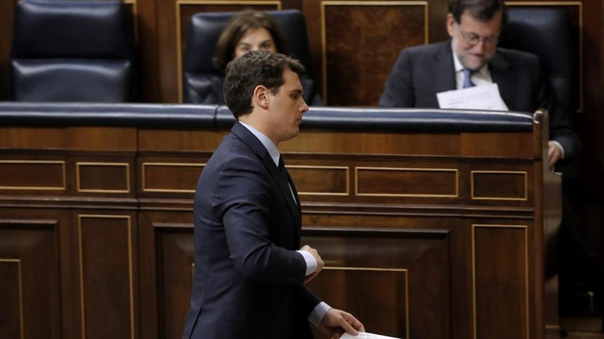 Rivera pasa ante el escaño de Rajoy en el Congreso de los Diputados.