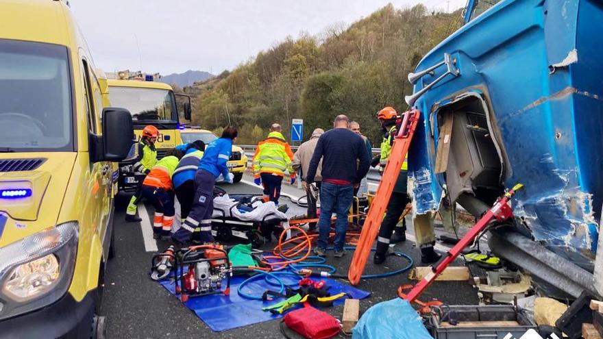 Herido el conductor de un camión cargado de fardos de paja al volcar en la A-66, en el concejo de Lena