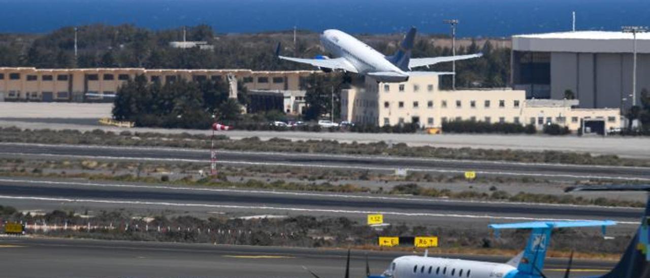 Despegue de un avión en el aeropuerto de Gran Canaria. | JUAN CASTRO