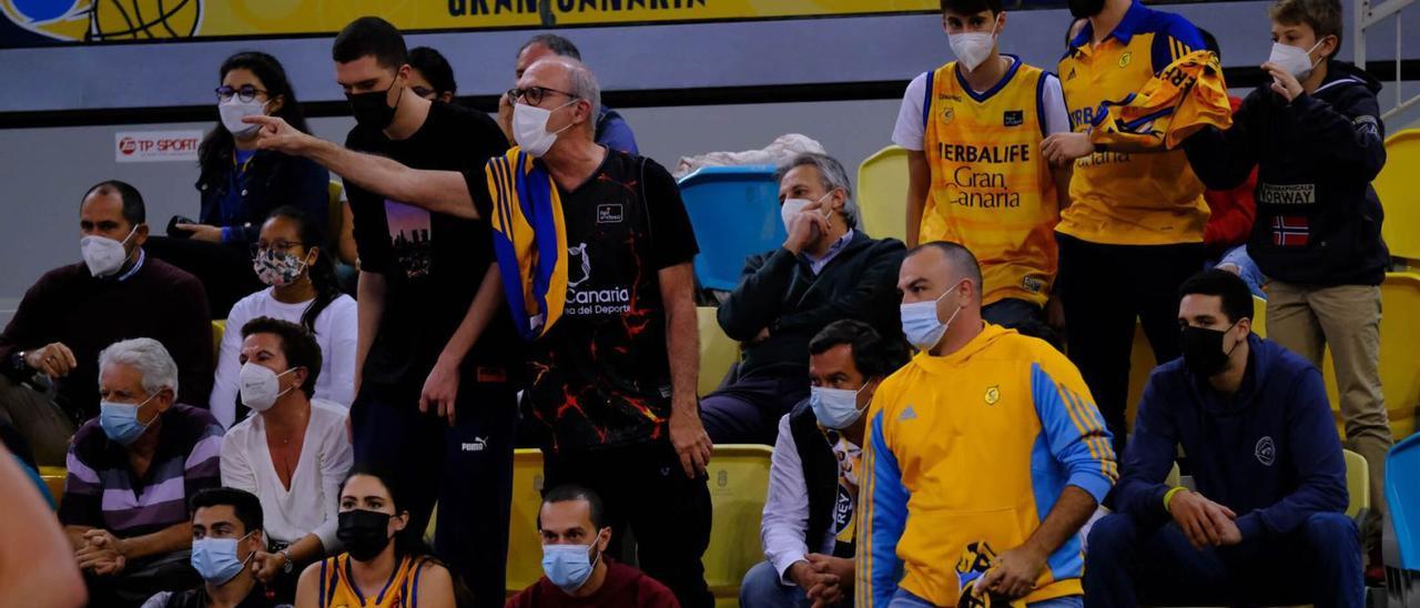 Aficionados del Granca durante el último partido disputado en el Arena frente al UCAM Murcia muestran su desaprobación ante una decisión arbitral. | | JOSÉ CARLOS GUERRA