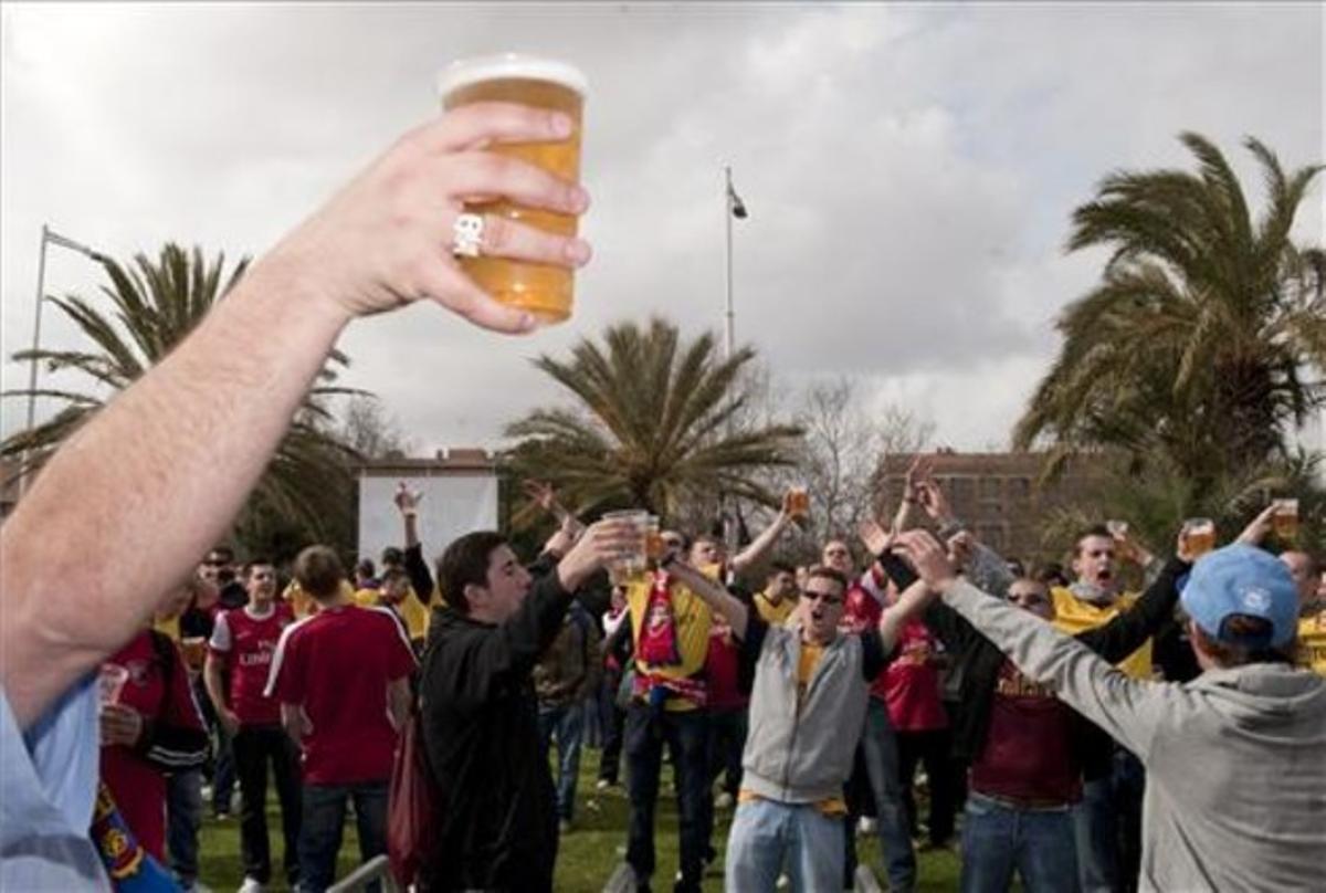 La cervesa és una de les protagonistes a la zona d’oci per als aficionats de l’Arsenal, situada al Port Olímpic.