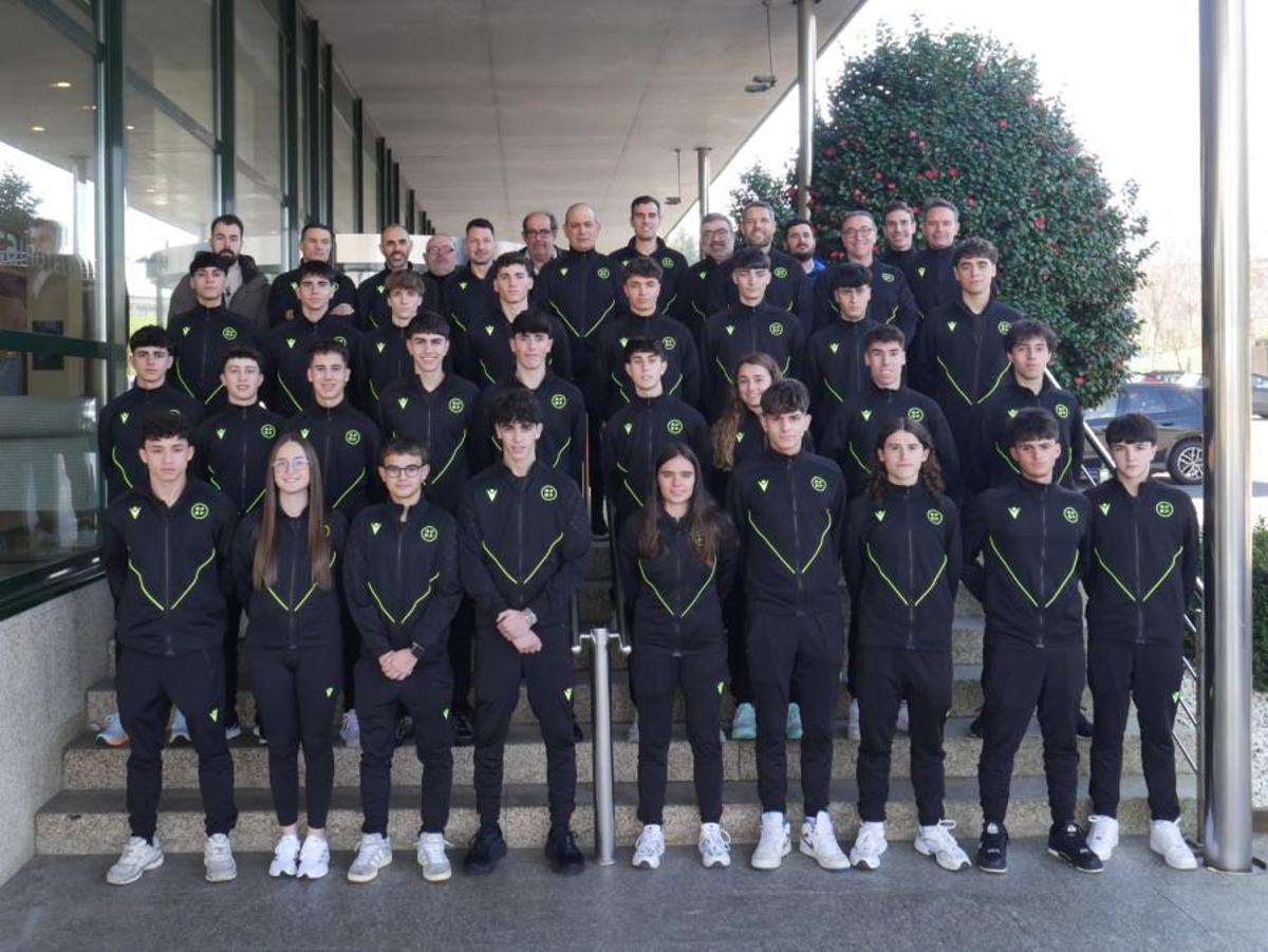 Los árbitros participantes en el ACTA Máster posan junto a los organizadores e instructores del programa.