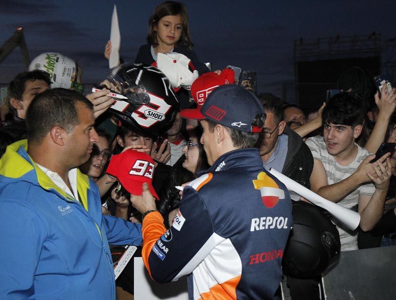 Ambientazo en Cheste | La afición disfruta con el Pit Walk