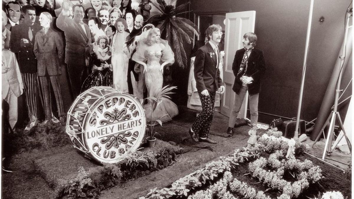 John Lennon y Ringo Starr en la sesión fotográfica del disco Sgt. Pepper’s Lonely Hearts Club Band (1967).