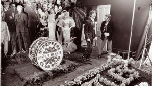 John Lennon y Ringo Starr en la sesión fotográfica del disco Sgt. Pepper’s Lonely Hearts Club Band (1967).