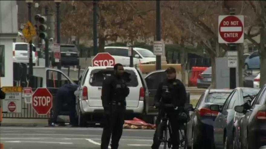 Una mujer empotra su coche contra una barrera de seguridad de la Casa Blanca