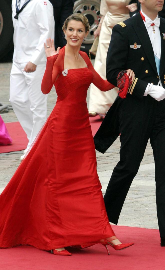 Leticia Ortiz en la boda de Mary Donaldson con el Príncipe Federico de Dinamarca, con un diseño de Lorenzo Caprile