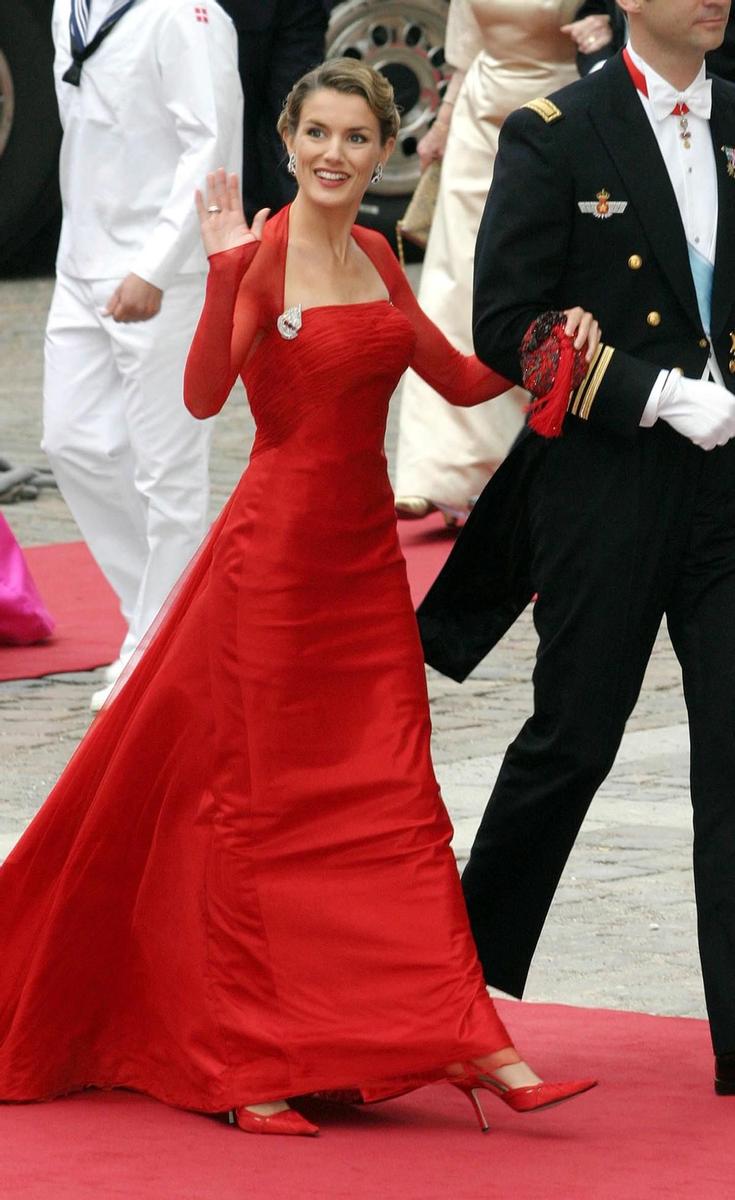 Leticia Ortiz en la boda de Mary Donaldson con el Príncipe Federico de Dinamarca, con un diseño de Lorenzo Caprile