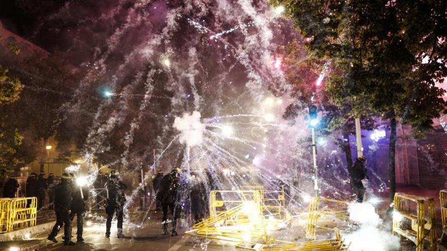 Vídeo | Incendis i saquejos: tercera nit de violència a França