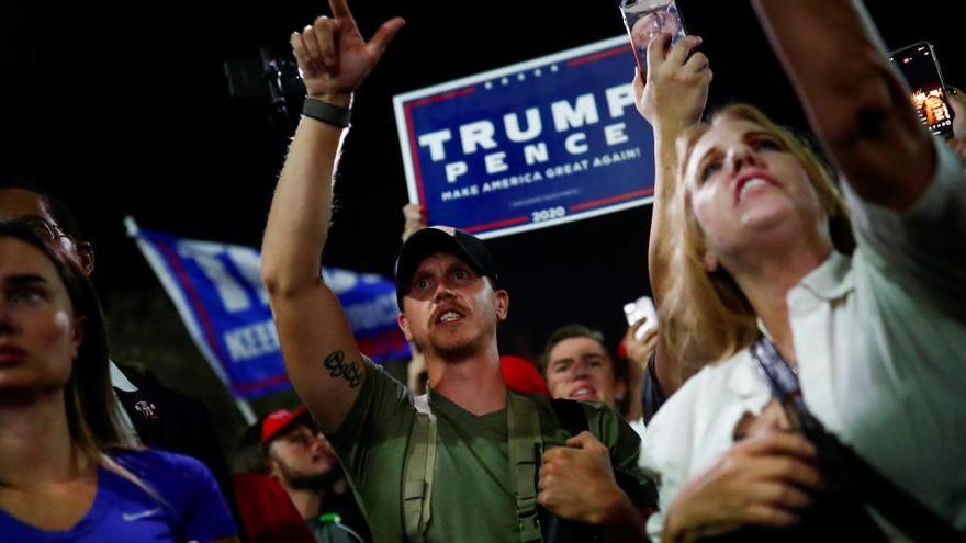 Simpatitzants de Trump protesten davant un centre de votació a Arizona